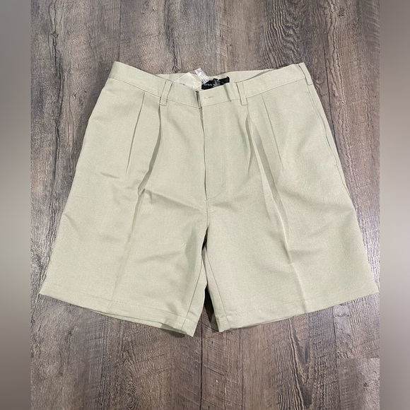 NEW | CROFT & BARROW Mens Microfiber Relaxed-Fit Double Pleat Shorts - Picture 2 of 5